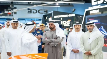 سيف بن زايد يتفقد أحدث تقنيات الشركات العالمية في معرضي يومكس وسيمتكس